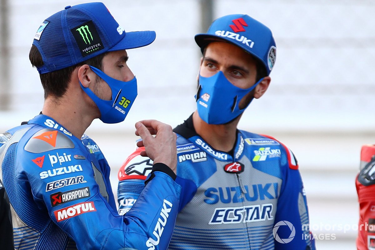 Joan Mir berbincang dengan rekannya di Tim Suzuki Ecstar, Alex Rins.