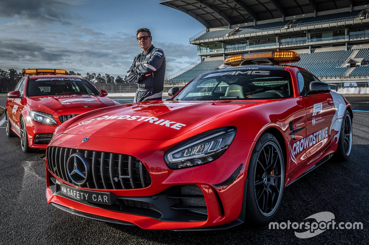 Bernd Mayländer berpose di samping Mercedes-AMG GT R, salah satu dari dua safety car untuk Kejuaraan Dunia F1 2021.