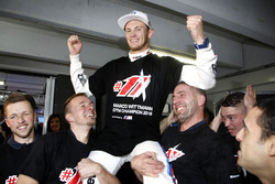 Kampioen Marco Wittmann, BMW Team RMG viert feest met zijn team