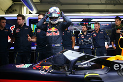 Daniel Ricciardo, Red Bull Racing RB12 met het aeroscreen