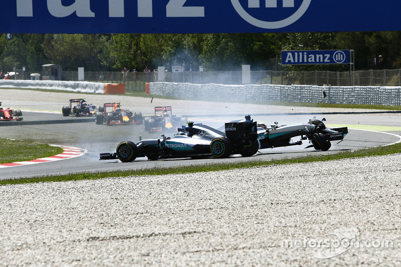 Lewis Hamilton, Mercedes AMG F1 W07 Hybrid y Nico Rosberg, Mercedes AMG F1 W07 Hybrid chocan en la primera vuelta de la carrera