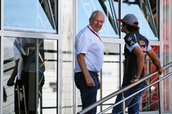 Dr Helmut Marko, Red Bull Motorsport Consultant met Carlos Sainz Jr., Scuderia Toro Rosso