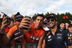 Daniel Ricciardo, Red Bull Racing fans selfie