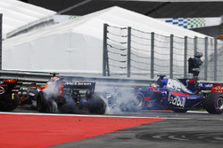 Kollision: Daniil Kvyat, Scuderia Toro Rosso STR12; Fernando Alonso, McLaren MCL32