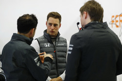 Stoffel Vandoorne, McLaren, con los ingenieros