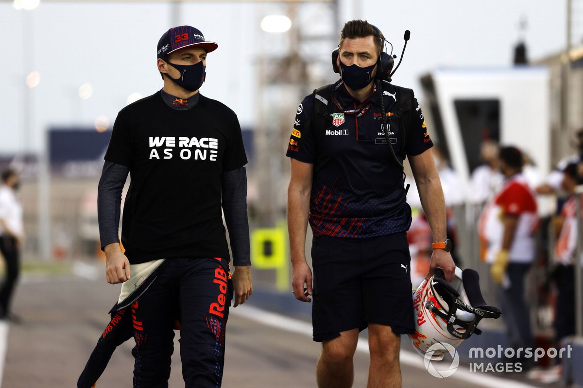 Pembalap Red Bull Racing, Max Verstappen, bersama pelatih performanya, Brad Scanes.