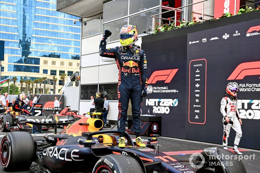Sergio Pérez, Red Bull Racing, 1ª posición, celebra su llegada al Parc Ferme
