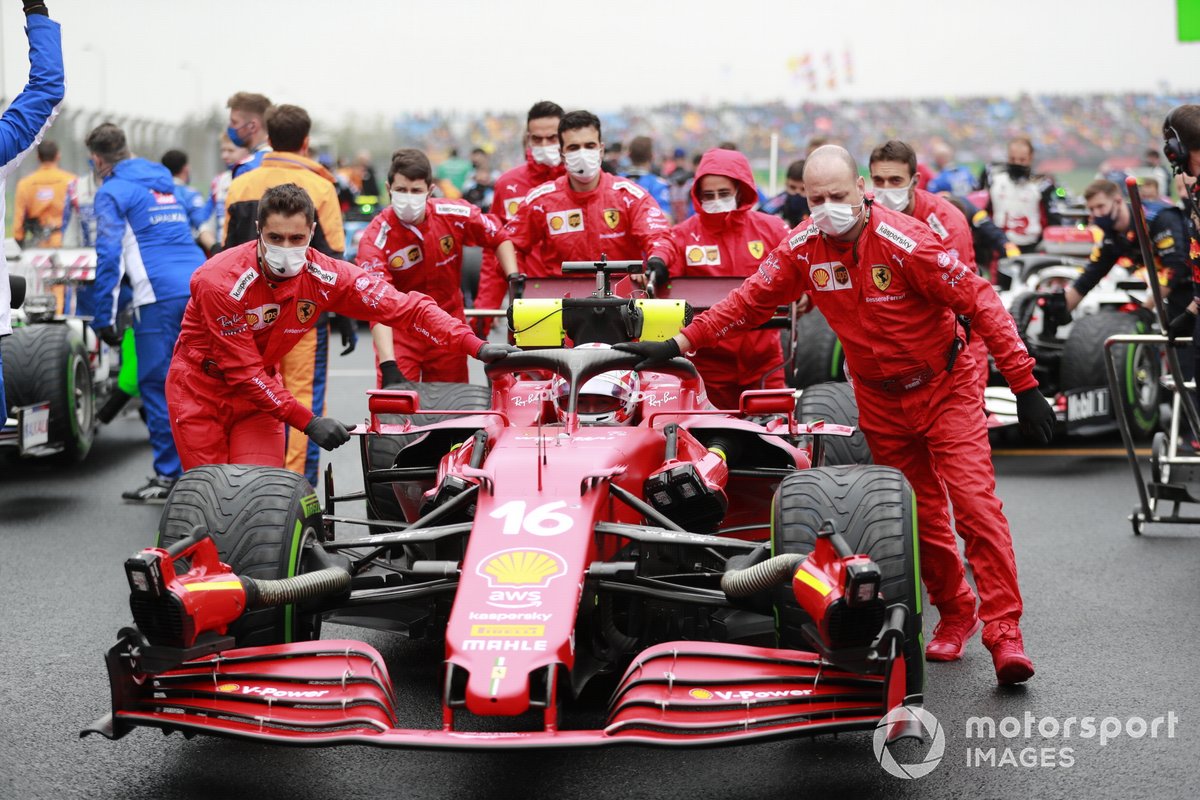 Charles Leclerc, Ferrari SF21, llega a la parrilla de salida.