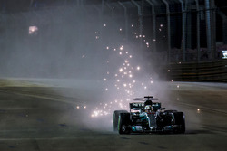 Lewis Hamilton, Mercedes AMG F1 W08, frenlemede kıvılcım saçıyor