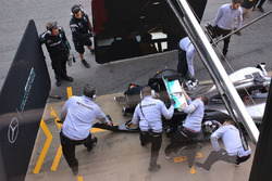 Mercedes AMG F1, meccanici a lavoro sull'ala posteriore