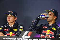 Переможець гонки Даніель Ріккардо, Red Bull Racing (справа) під час прес-конференції FIA із товарише