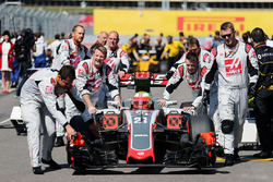 Esteban Gutierrez, Haas F1 Team VF-16 on the grid