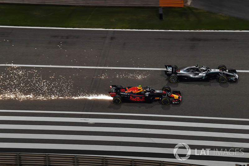 Max Verstappen, Red Bull Racing RB14 vs Lewis Hamilton, Mercedes-AMG F1 W09 EQ Power battle