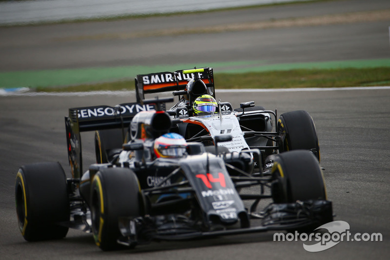 Fernando Alonso, McLaren MP4-31 e Sergio Perez, Sahara Force India F1 VJM09