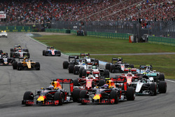 Daniel Ricciardo, Red Bull Racing RB12 en Max Verstappen, Red Bull Racing RB12, bij de start van de