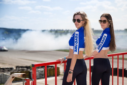 Промо-девушки Toyotires