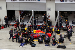 Max Verstappen, Red Bull Racing RB12 makes a pit stop