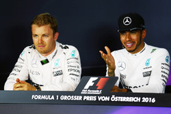 (L to R): Nico Rosberg, Mercedes AMG F1 and team mate Lewis Hamilton, Mercedes AMG F1 in the post qu