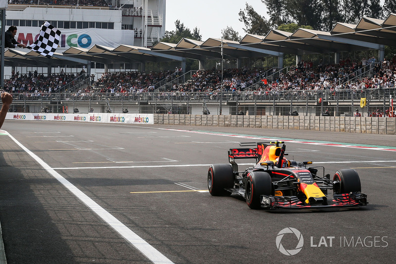 Ganador, Max Verstappen, Red Bull Racing RB13 se lleva la bandera a cuadros.