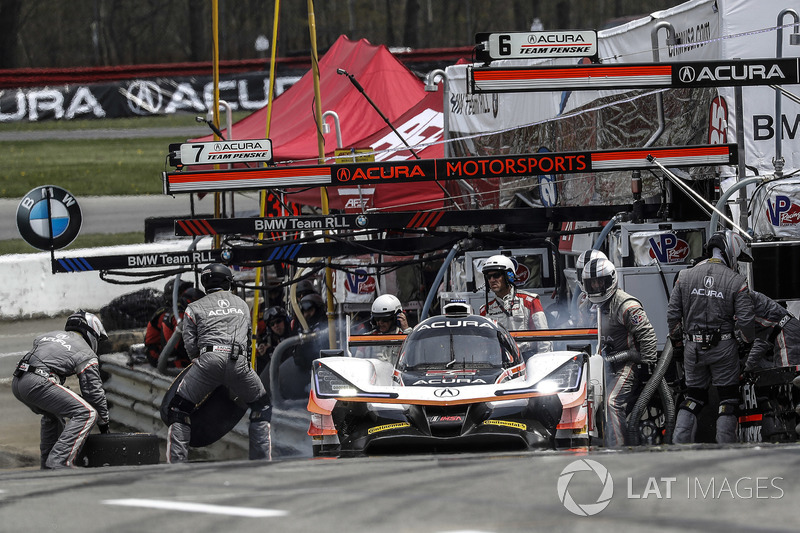 #7 Acura Team Penske Acura DPi, P: Helio Castroneves, Ricky Taylor, pit stop