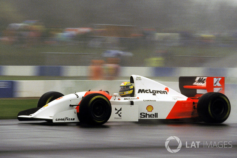 Ayrton Senna op weg naar zijn legendarische overwinning op Donington in 1993
