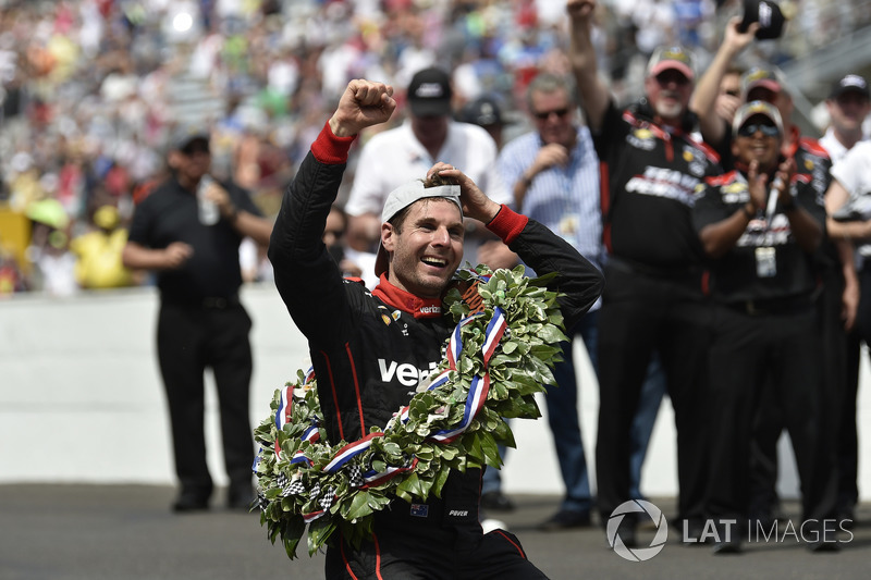 Will Power, Team Penske Chevrolet festeggia la vittoria dando un bacio alla iarda di mattoni