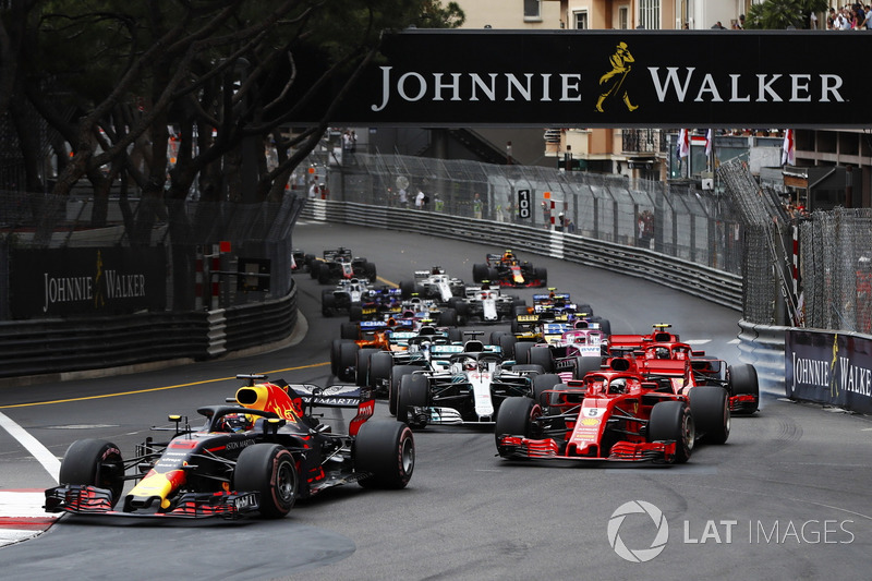 Daniel Ricciardo, Red Bull Racing RB14, leads Sebastian Vettel, Ferrari SF71H, Lewis Hamilton, Mercedes AMG F1 W09, Kimi Raikkonen, Ferrari SF71H and Valtteri Bottas, Mercedes AMG F1 W09 at the start