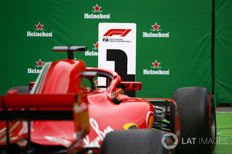 La monoposto di Sebastian Vettel, Ferrari SF71H, 1° classificato, sotto il podio