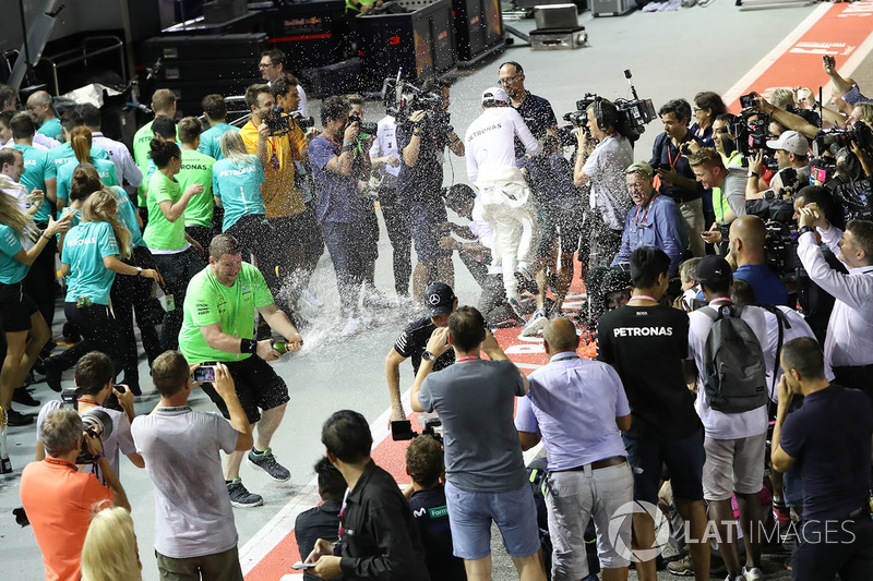 Race winner Lewis Hamilton, Mercedes AMG F1, third place Valtteri Bottas, Mercedes AMG F1 celebrate with the team