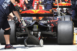 Max Verstappen, Red Bull Racing RB13 rear and jack