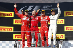Podio: ganador de la carrera Sebastian Vettel, Ferrari, Kimi Raikkonen, Ferrari, el segundo lugar y