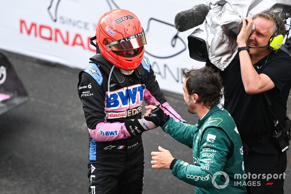Esteban Ocon y Fernando Alonso se saludan en el parque cerrado del GP de Mónaco2023.