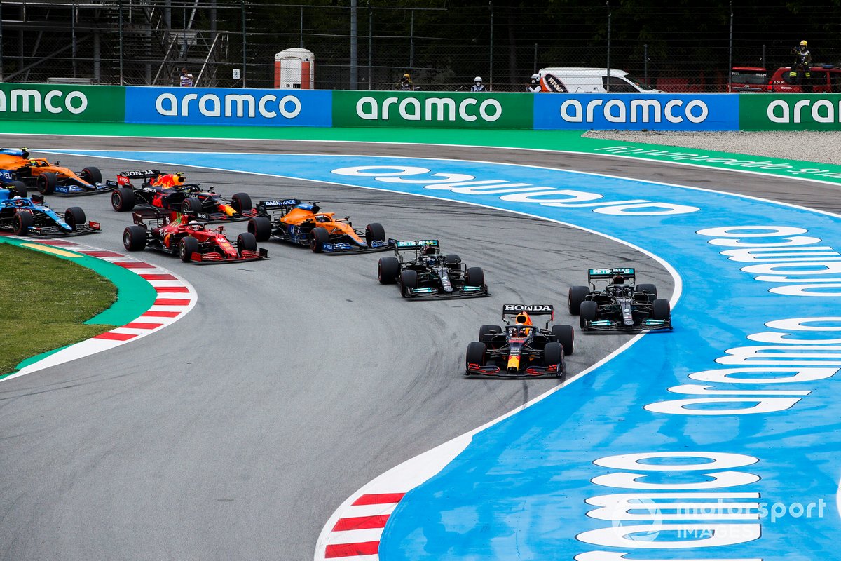 Max Verstappen toma el liderato en el arranque de la competencia.