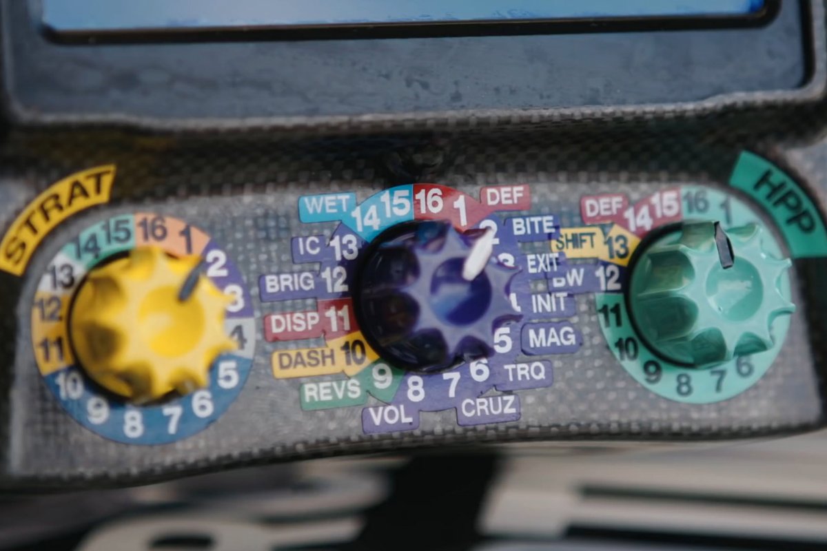 Les molettes sur le volant de la Mercedes W12.