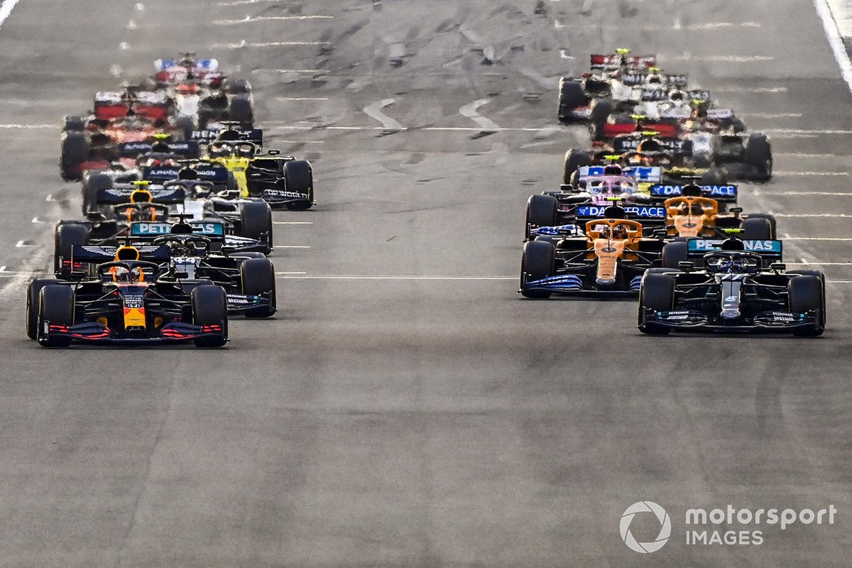 Max Verstappen, Red Bull Racing RB16 Valtteri Bottas, Mercedes F1 W11 y Lewis Hamilton, Mercedes F1 W11 al inicio de la carrera.