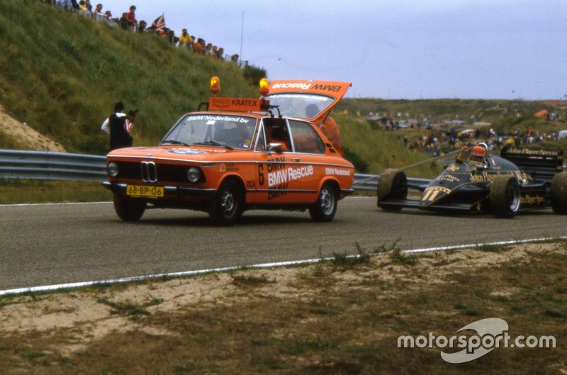 De Lotus 94T van Elio de Angelis wordt na de race naar de pits gesleept, met achter het stuur Peter Severijn.