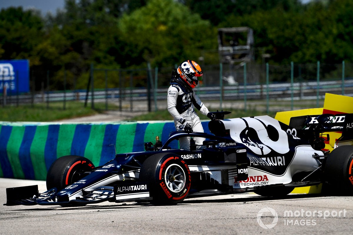 Yuki Tsunoda, AlphaTauri AT02, climbs out of his car after spinning out in practice