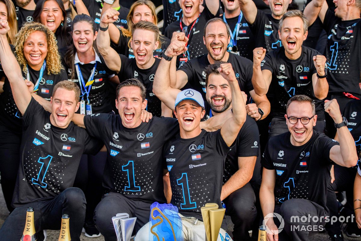 Juara Formula E 2020/2021 Nyck de Vries, Mercedes-Benz EQ, Ian James, Prinsipal Tim, Mercedes-Benz EQ, Stoffel Vandoorne, Mercedes-Benz EQ, berselebrasi bersama kru dan staf tim Mercedes.