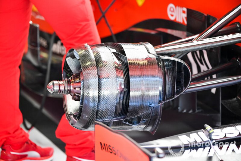 Ferrari SF90: ecco i nuoci cestelli anteriori più aperti per sfruttare il calore dei freni per scaldare le gomme