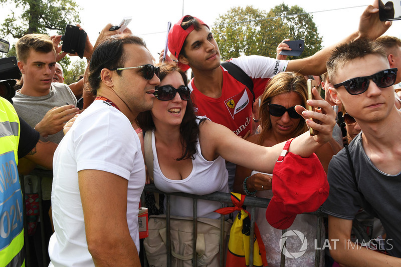 Felipe Massa, Williams signs autographs for the fans