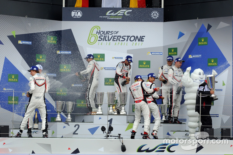 Подіум: переможці гонки #8 Toyota Gazoo Racing Toyota TS050 Hybrid: Ентоні Девідсон, Себастьян Буемі
