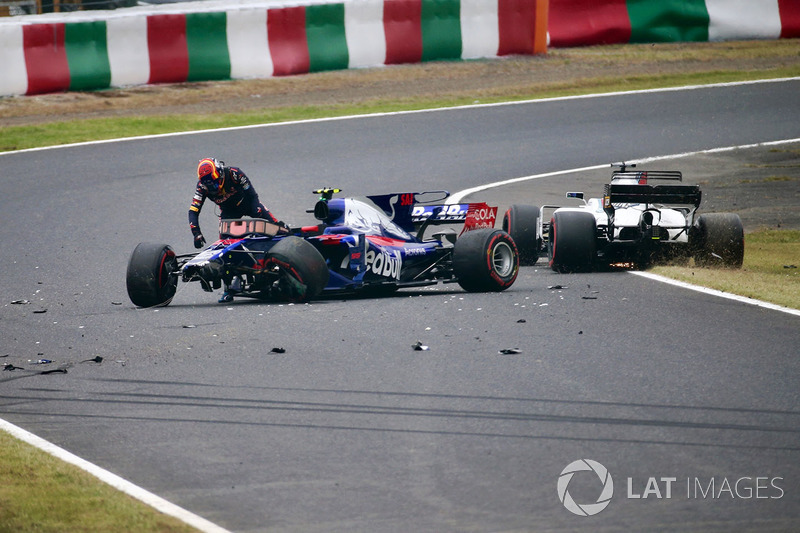 Carlos Sainz Jr., Scuderia Toro Rosso STR12 crashes