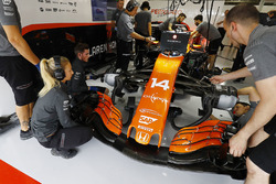 Команда McLaren работает с автомобилем MCL32 Фернандо Алонсо
