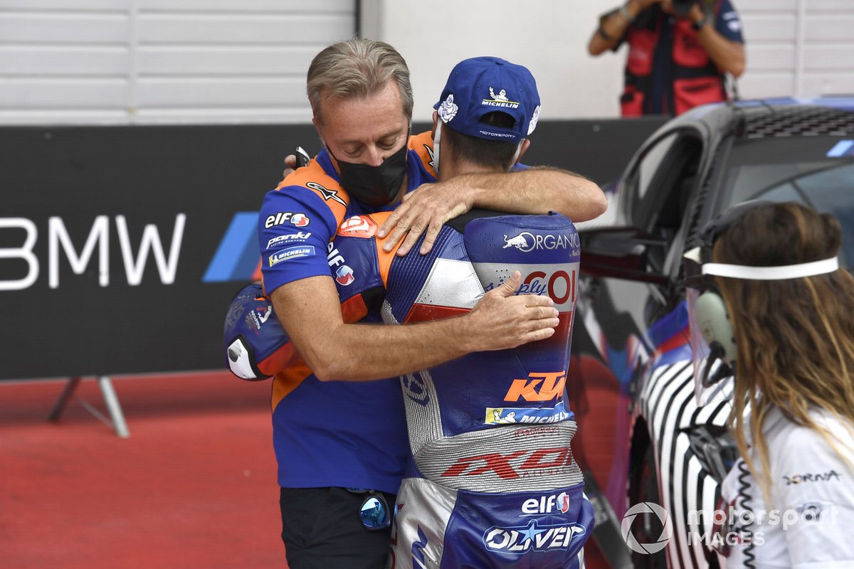 Racewinnaar Miguel Oliveira, Red Bull KTM Tech 3 met teambaas Hervé Poncharal, Red Bull KTM Tech 3