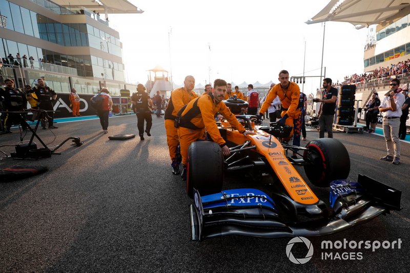 Carlos Sainz Jr., McLaren MCL34, llega a la parrilla.