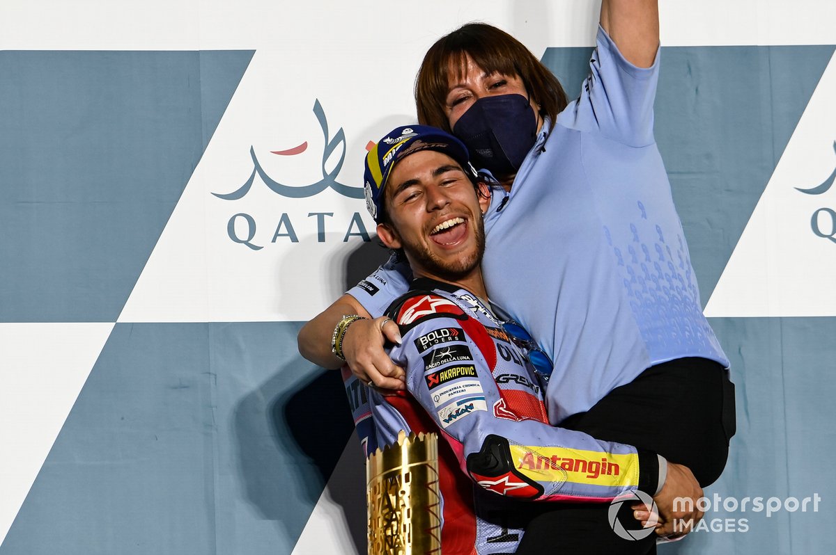 La icónica foto del podio de Qatar, con Enea Bastianini y Nadia Padovani, la viuda de Fausto Gresini