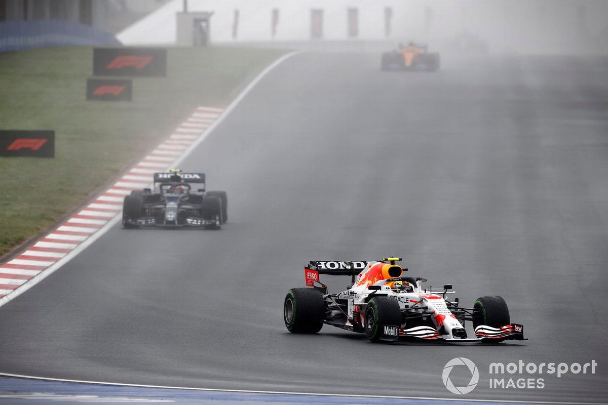 Sergio Perez, Red Bull Racing RB16B, Pierre Gasly, AlphaTauri AT02