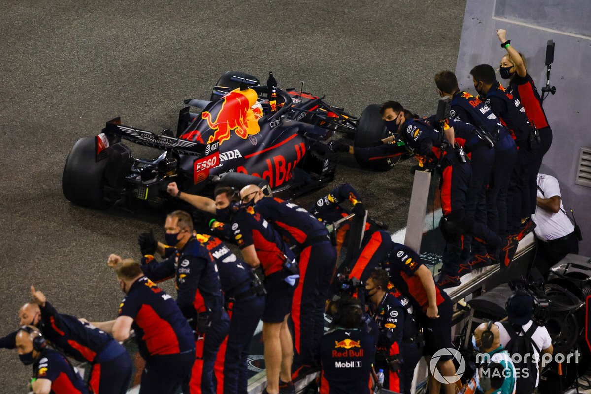 Max Verstappen, Red Bull Racing RB16, meraih kemenangan di GP Abu Dhabi 2020.