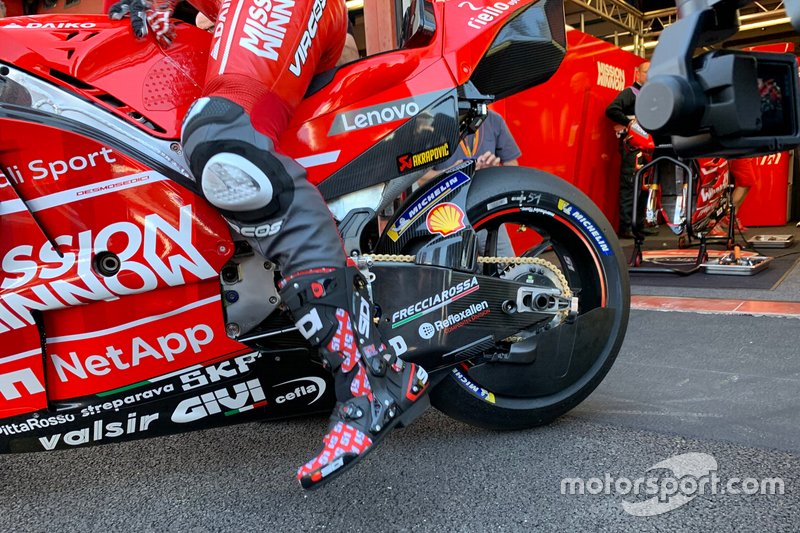 Ducati Team, copertura del disco posteriore sulla Desmosedici di Michele Pirro