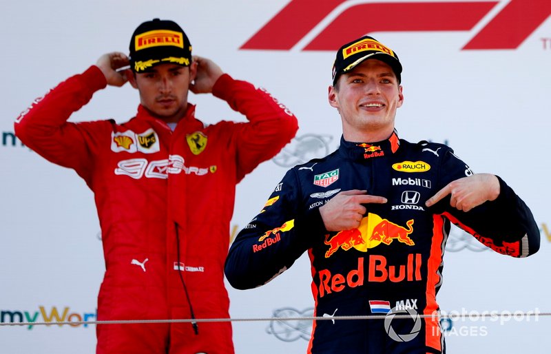 Max Verstappen, Red Bull Racing, junto a Charles Leclerc, Ferrari, señalando el logo de Honda en Alemania